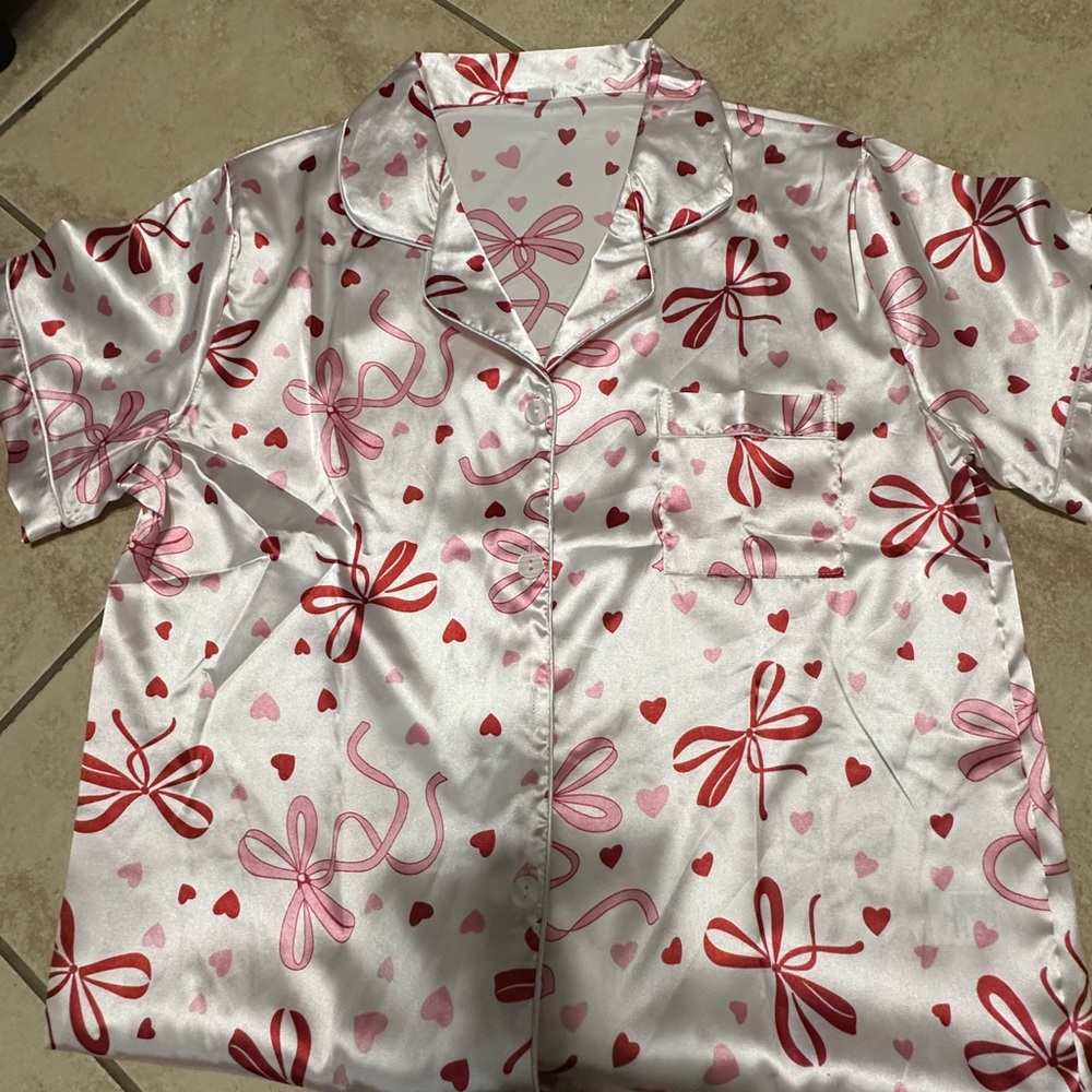 Women’s Pink Satin Pajama Set with Hearts and Bows- shorts set size MD - Picture 2 of 5